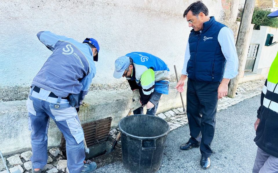 Atendendo aos avisos (…)