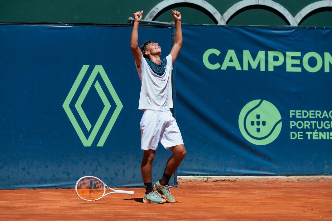 ORGULHO DA NOSSA FREGUESIA: LOURENÇO CORREIA BICAMPEÃO NACIONAL! 🏆🎾